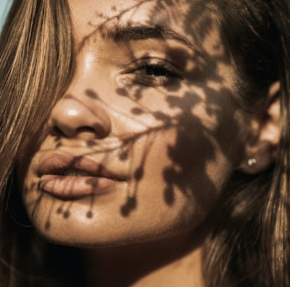 עור פנים חלק וזוהר